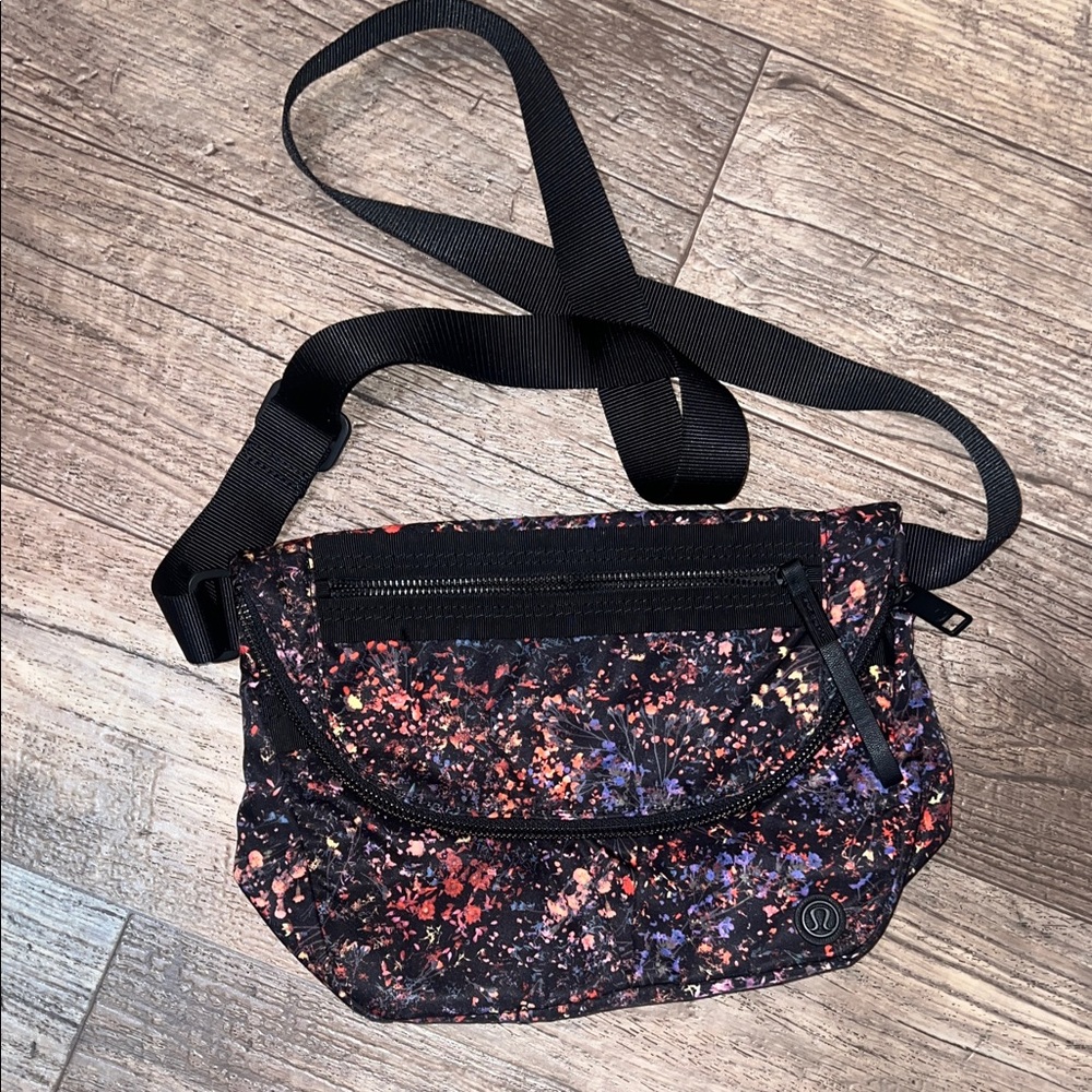 NWOT Lululemon Festival Bag II *5L
Flowerescent Multi / Black